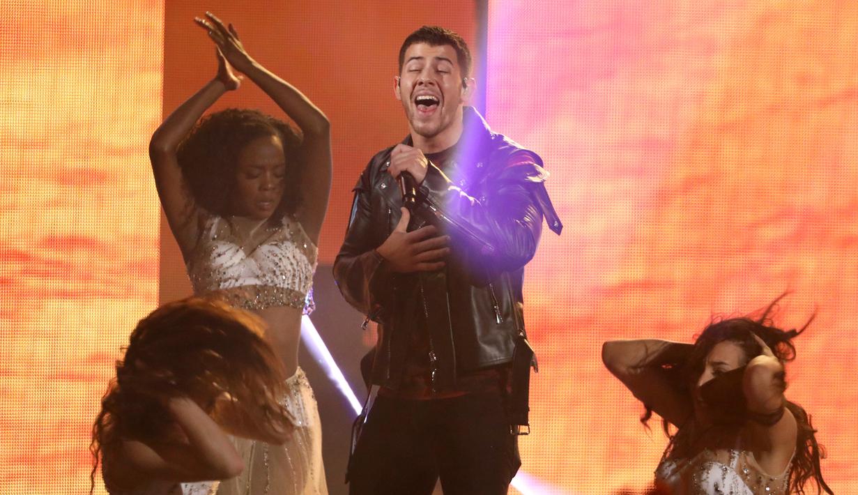 Penampilan Nick Jonas membawakan lagu barunya “Find You” di panggung American Music Awards (AMA) 2017, Los Angeles, Minggu (19/11). Nick terlihat menari bersama dancer-dancer wanitanya yang seksi dengan busana menerawang. (Matt Sayles/Invision/AP)