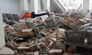 Tim penyelamat mencari korban di reruntuhan setelah gempa berkekuatan magnitudo 7,7 mengguncang Pulau Flores di  Pelabuhan Laurensius Say di Maumere, Sikka, Nusa Tenggara Timur, Sabtu, 15 Agustus 2026. (AFP/ Arnold Welianto)