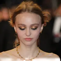 Lily Rose Depp, buah hati aktor hollywood yang penuh kharismatik, Johnny Depp. Lily memang berprofesi sebagai model harus dituntut mempunyai badan yang ramping dan seksi untuk memperagakan beberapa baju rancangan desainer. (AFP/Bintang.com)