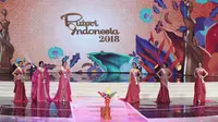 6 Finalis Puteri Indonesia 2018 menjawab pertanyaan dewan juri di Babak Final ditemani gaun malam rancangan Didiet Maulana. (Foto: Liputan6.com/Herman Zakharia)