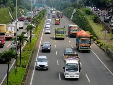 Kendaraan pengangkut melintas di JORR sekitar TB Simatupang, Jakarta, Selasa (6/9). Untuk memperlancar arus lalu lintas saat libur Idul Adha 1437 H, kendaraan pengangkut dilarang beroperasi mulai 9 hingga 12 September. (Liputan6.com/Helmi Fithriansyah)