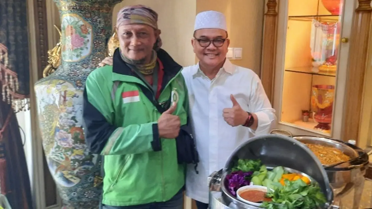 Tukang ojek online langsung mendatangi Rusli Zainal setelah mendapat kabar mantan Gubernur Riau itu bebas.