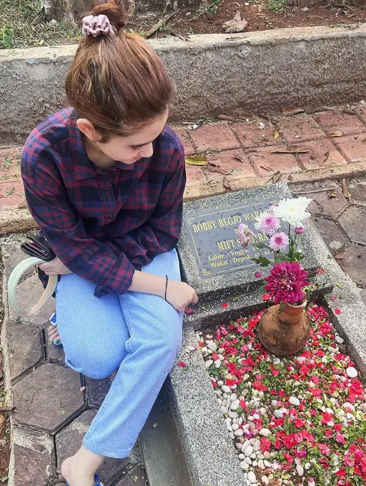 Potret Tissa menyambangi makan sang ayah di momen Hari Ayah Nasional. Pemeran Nur dalam film KKN di Desa Penari itu duduk dan memandangi makam Bobby Begjo Warasno yang telah ditaburi bunga.