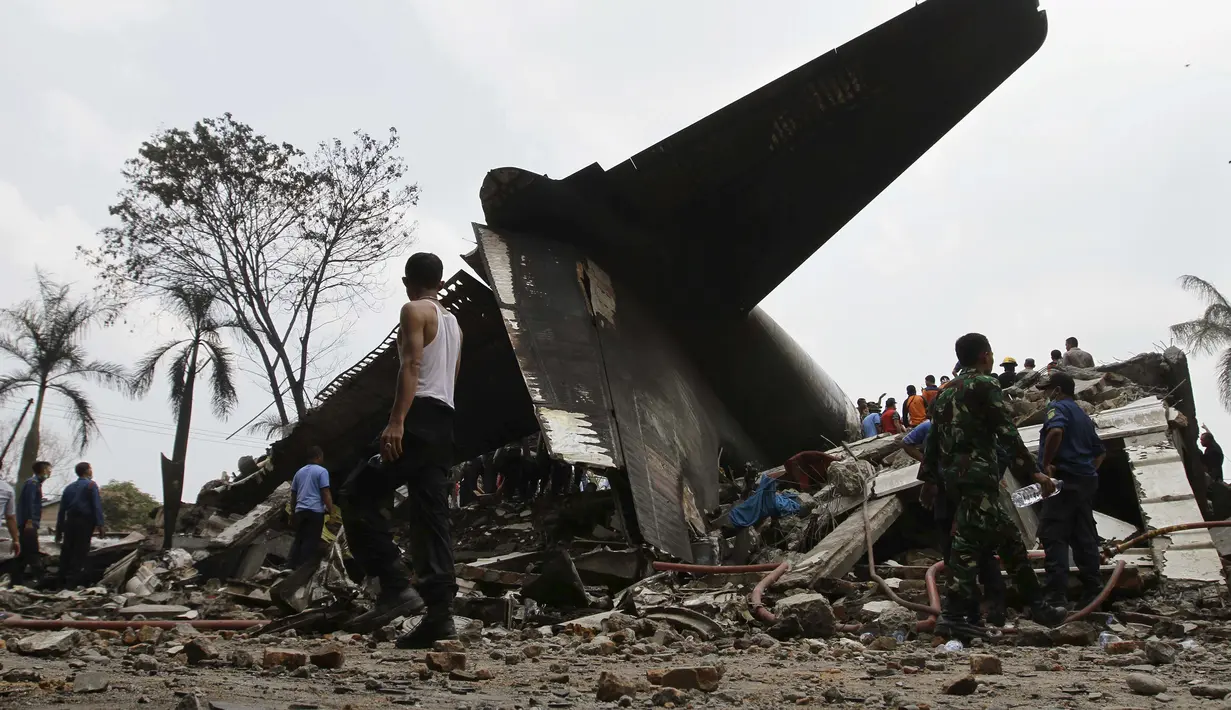 Penampakan ekor Pesawat Hercules C-130 yang  jatuh di Medan, Selasa (30/6/2015). Pesawat tersebut jatuh menimpa dua bangunan ruko di Jalan Jamin Ginting, Medan, Sumatra Utara. (Reuters/Roni Bintang)