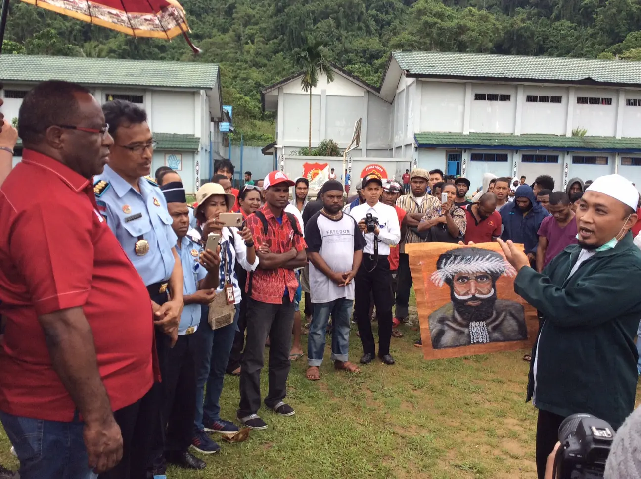 Calon Gubernur Papua, John Wempi Wetipo bersama warga binaan Lapas Narkotika Doyo (Liputan6.com / Katharina Janur)