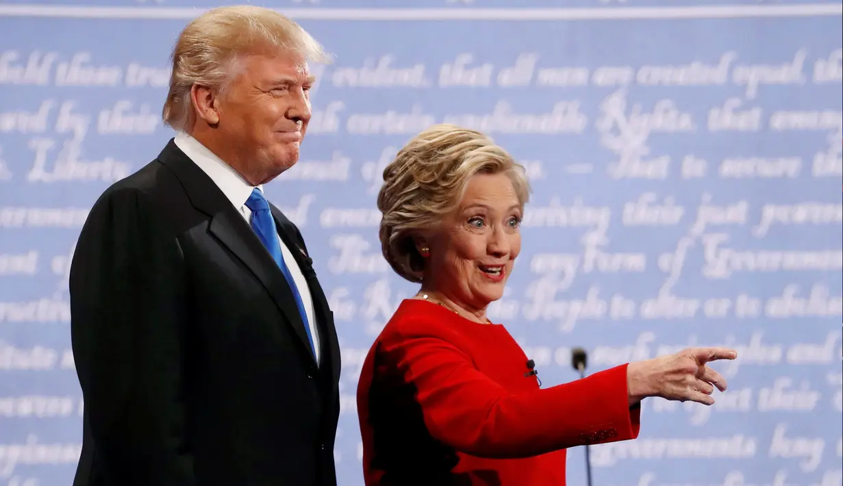 Calon presiden AS dari Partai Republik, Donald Trump dan rivalnya dari Partai Demokrat, Hillary Clinton menyapa penonton jelang acara debat capres pertama di Hofstra University, New York, Senin (26/9). (REUTERS/Brian Snyder)