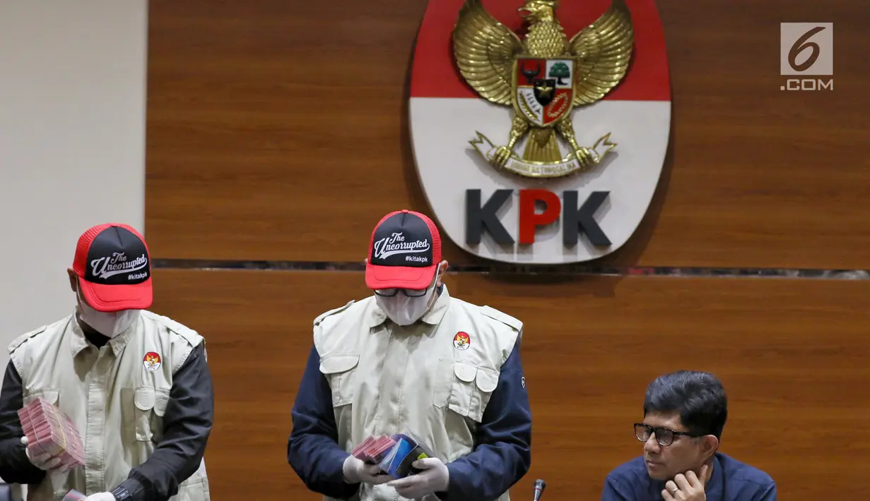 Wakil Ketua KPK Laode Muhammad Syarif (kanan) dan petugas menunjukkan barang bukti Oprasi Tangkap Tangan (OTT) hakim PN Balikpapan Kayat di Gedung KPK, Sabtu (4/5/2019). KPK mengamankan uang muka Rp 100 juta untuk membebaskan Sudarman (SDM) di kasus pemalsuan surat. (Liputan6.com/Johan Tallo)
