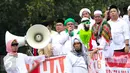 Pimpinan FPI Rizieq Shihab terlihat berada di atas mobil komando bersama dua Wakil Ketua DPR, Fahri Hamzah dan Fadli Zon ikut meneriakkan yel-yel saat melewati Balai Kota Jakarta menuju ke Istana Merdeka, Jumat (4/11). (Liputan6.com/Faizal Fanani)