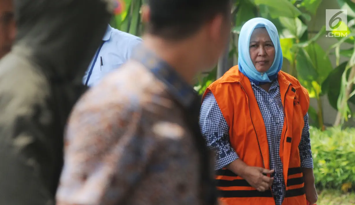 Panitera Pengadilan Negeri Tangerang Tuti Atika memasuk gedung KPK untuk menjalani pemeriksaan, Jakarta, Kamis (29/03). Tuti Atika diperiksa sebagai tersangka terkait suap. (Merdeka.com/Dwi Narwoko)