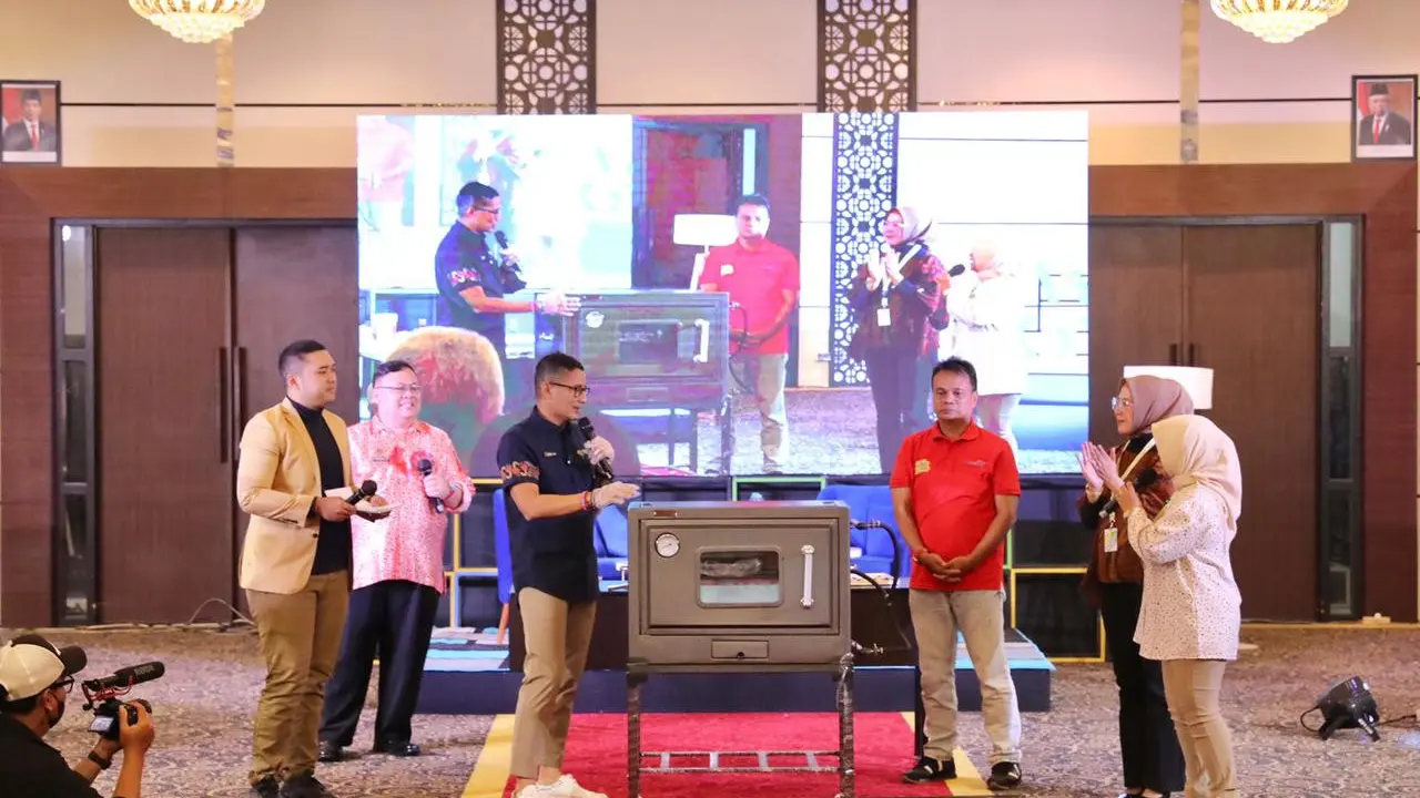 Menteri Pariwisata dan Ekonomi Kreatif (Menparekraf) Sandiaga Uno memberikan kejutan kepada seorang emak-emak pembuat produk tauco cookies, Yeti (45) di Cianjur, Jawa Barat.