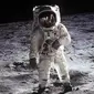  Buzz Aldrin di Bulan (NASA)