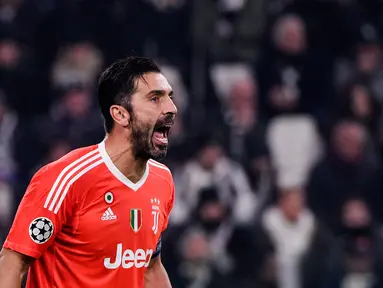 Reaksi kiper yang juga kapten Juventus, Gianluigi Buffon saat menjamu Barcelona dalam laga lanjutan penyisihan Grup D Liga Champions di Allianz Stadium, Rabu (22/11). Buffon melakukan aksi nyeleneh sesaat usai pertandingan berakhir. (Federico TARDITO/AFP)