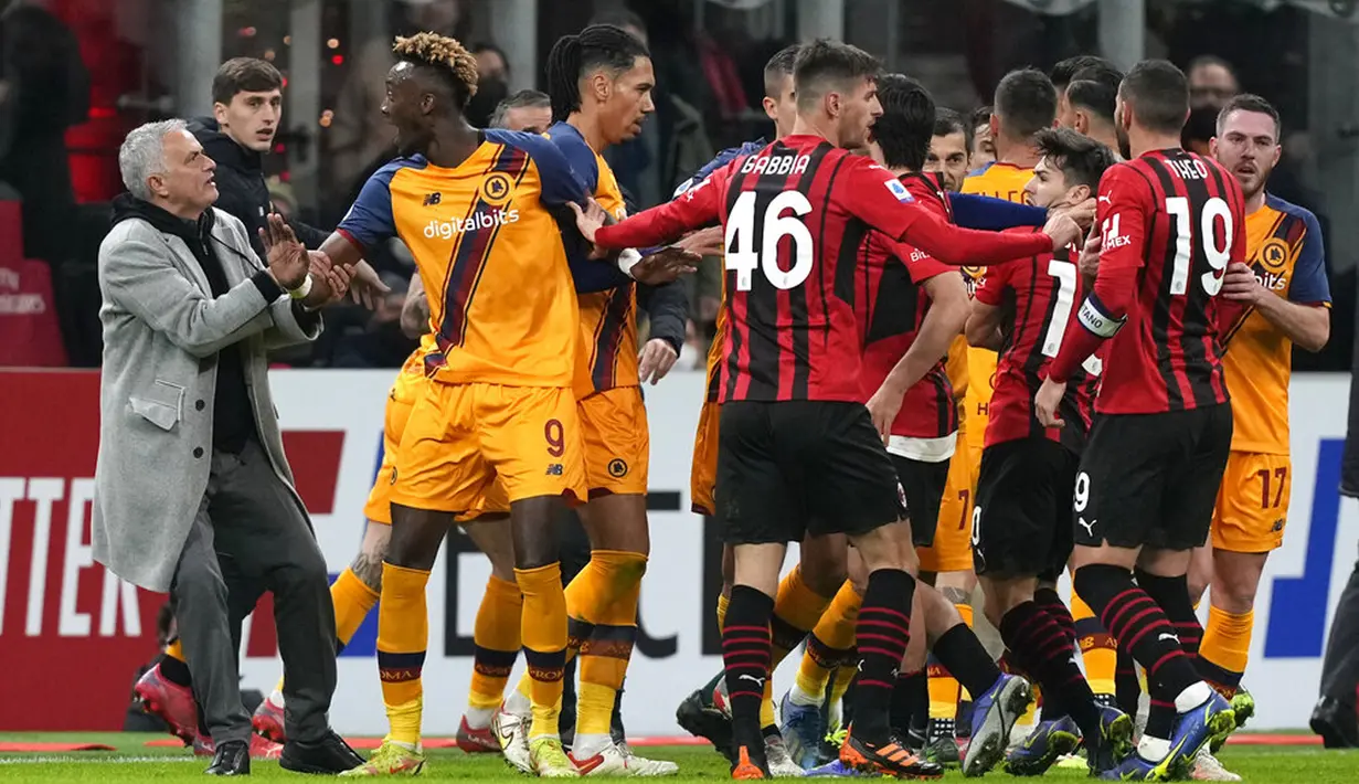 Para pemain AS Roma dan AC Milan berseteru saat pertandingan sepak bola Serie A Liga Italia di Stadion San Siro, Milan, Italia, 6 Januari 2022. AC Milan menang 3-1. (AP Photo/Antonio Calanni)