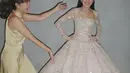 Cassandra Lee menjadi salah satu dari dua sahabat dekat Beby Tsabina yang mendapatkan seragam bridesmaid berbeda dari bridesmaid lainnya. [Foto: Instagram/cassandraslee]