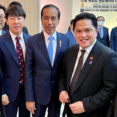 Pelatih Timnas Indonesia, Shin Tae-yong (kanan) bersama Presiden Jokowi (tengah), dan Erick Thohir.