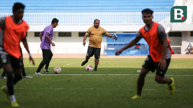 Foto: Coach Imran Nahumarury Pimpin Langsung Latihan Rutin PSIM Yogyakarta, Promosi ke Liga 1 Adalah Tantangan