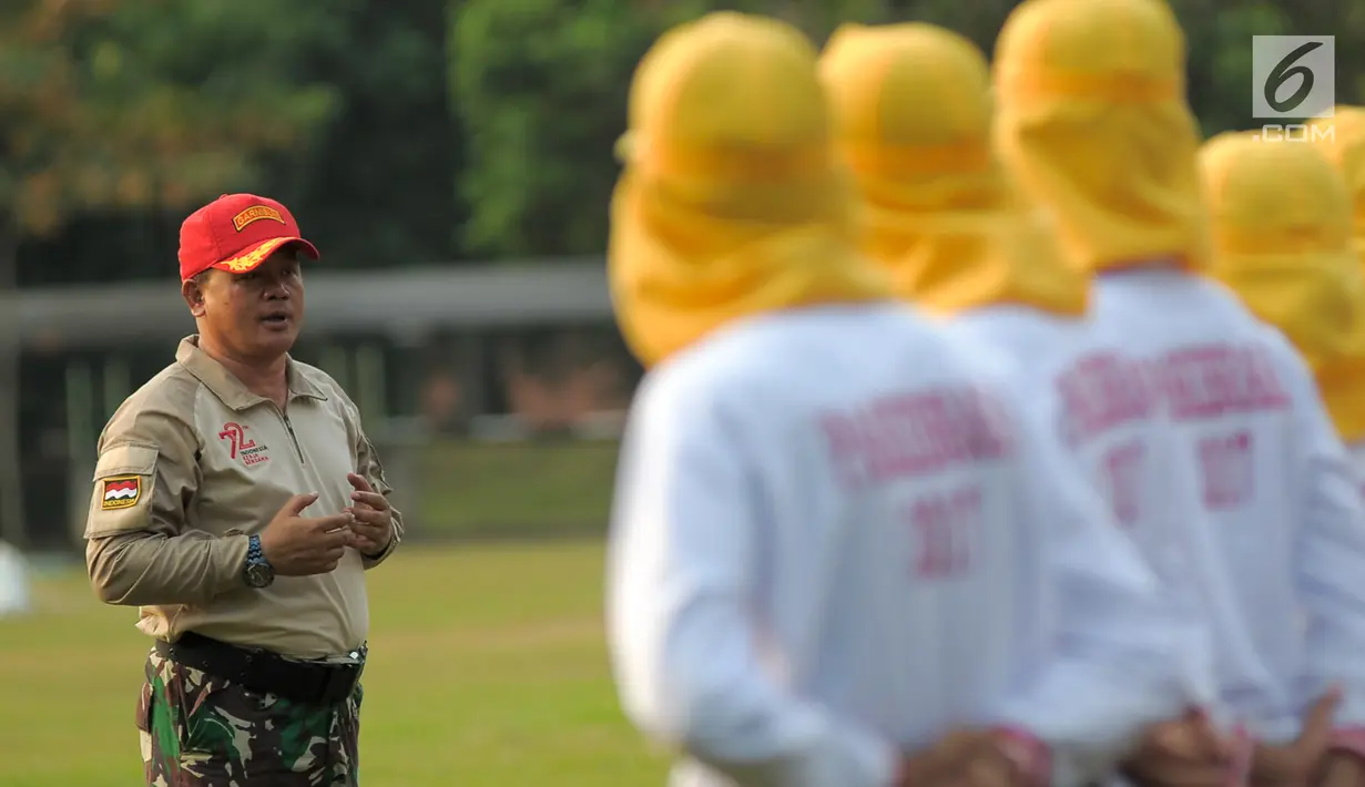 Pelatih calon Paskibraka memberikan pengarahan saat sesi latihan di PPPON, Cibubur, Jakarta Timur, Jumat (4/8). Jelang latgab, pasukan calon Paskibraka terus matangkan kekompakan upacara menaikan dan menurunkan bendera. (Liputan6.com/Yoppy Renato)