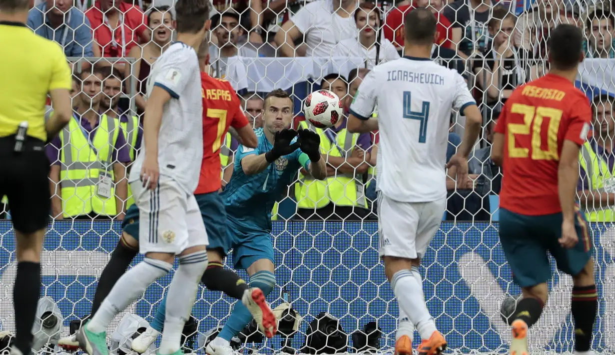 Kiper Rusia, Igor Akinfeev menghalau bola sepakan pemain Spanyol pada laga 16 besar Piala Dunia 2018 di  Luzhniki Stadium, Moskow, Rusia, (1/7/2018). Rusia menang penalti atas Spanyol Spain 4-3. (AP/Alexander Zemlianichenko)