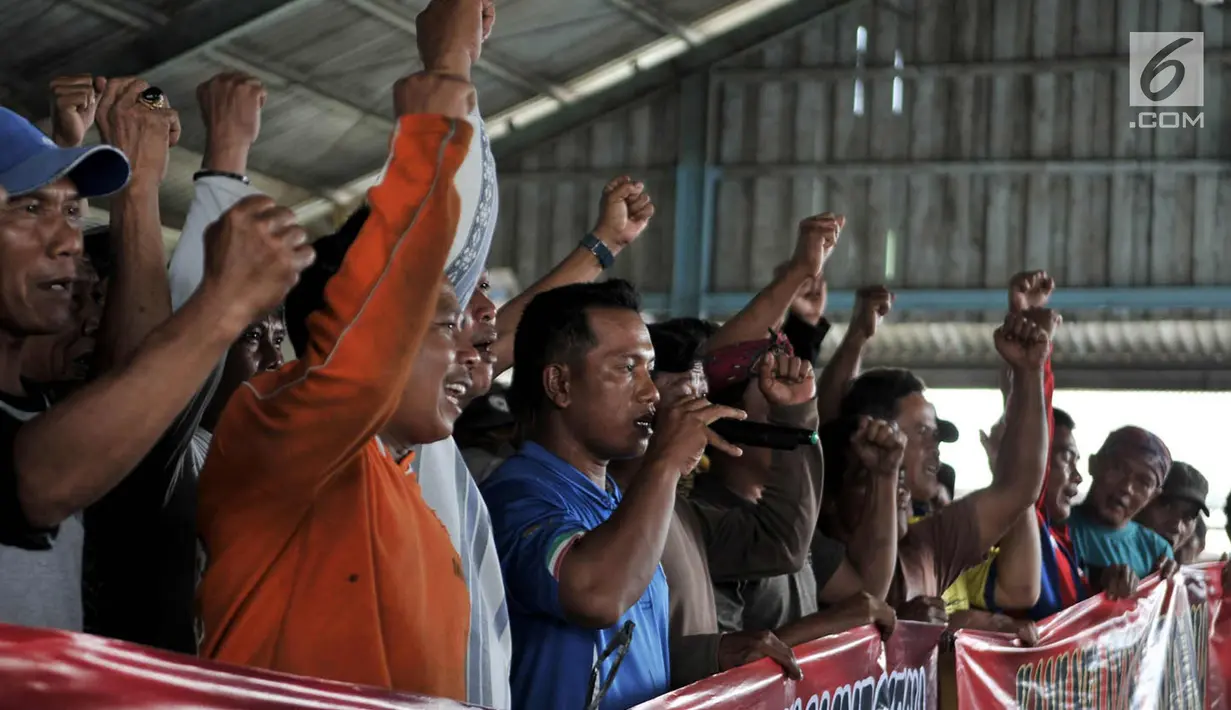 Sejumlah nelayan membentangkan spanduk saat deklarasi menolak hoax di Pelabuhan Cilincing, Jakarta Utara, Kamis (15/3). Selain deklarasi, Ditpolairud juga menggelar sosialisasi kepada nelayan bagaimana cara melawan hoaks. (Merdeka.com/Iqbal S. Nugroho)