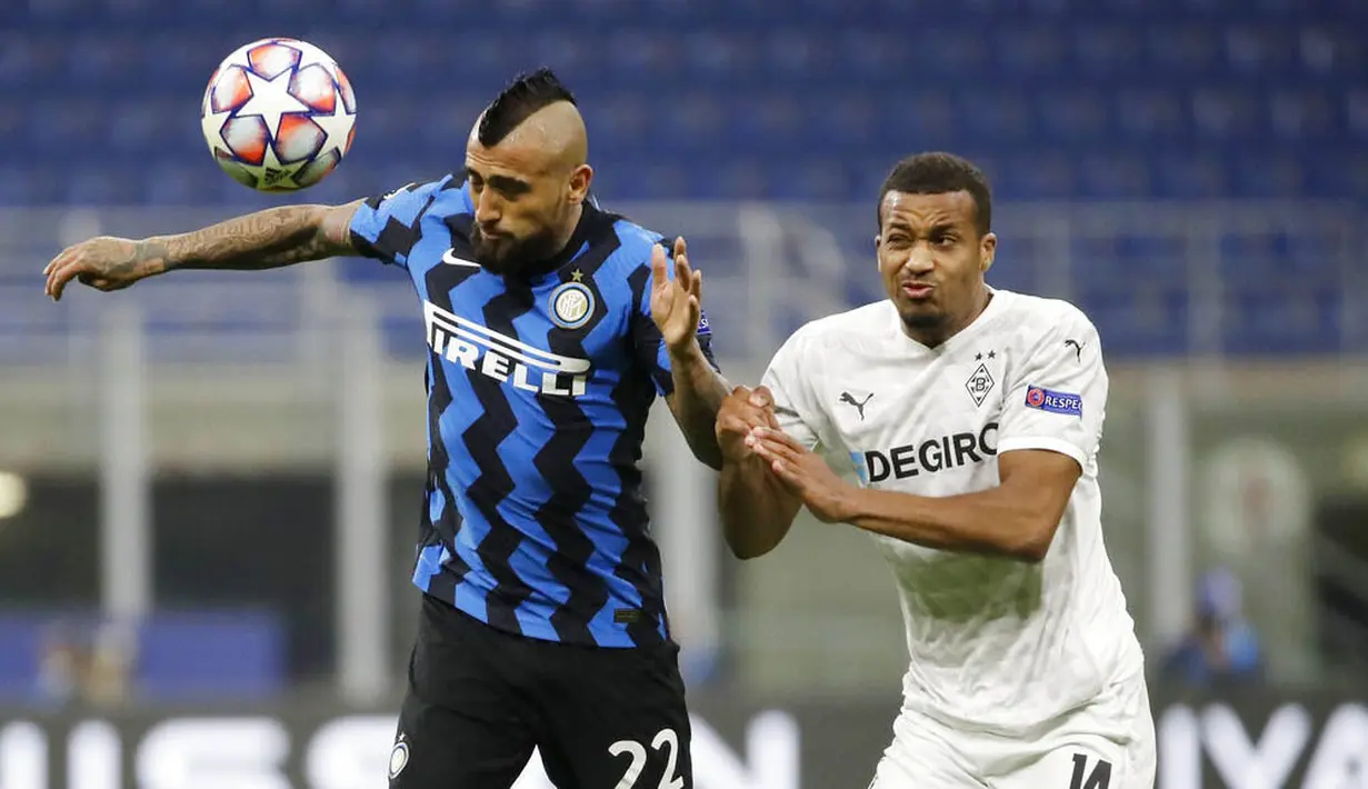 Gelandang Inter Milan, Arturo Vidal, duel udara pemain Borussia Moenchangladbach, Alassane Plea, pada laga Liga Champions di Stadion Giuseppe Meazza, Kamis (22/10/2020). Kedua tim bermain imbang 2-2. (AP/Luca Bruno)