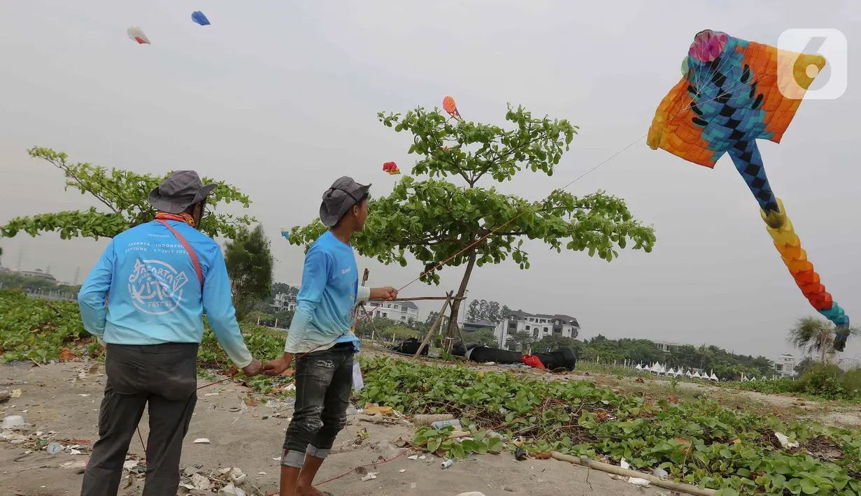 Jakarta International Kite Festival 2024 mengangkat tema "Merajut Langit, Menggapai Impian". (Liputan6.com/Herman Zakharia)