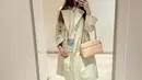 Outfit selanjutnya, Aaliyah mengenakan coat panjang warna beige dari Uniqlo seharga Rp1,6 jutaan. Dipadukan inner sweater putih berkerah dan lengan putih dari Zara seharga Rp893 ribuan.[@aaliyah.massaid]