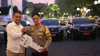 Eri Cahyadi saat menyerahkan bantuan 11 mobil operasional pinjam pakai kepada kaoolrestabes Surabaya Kombes Yusep. (Dian Kurniawan/Liputan6.com)