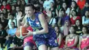 Pebasket Merpati Bali, Regita Pramesti, melewati pebasket Surabaya Fever pada laga Srikandi Cup 2017 di GOR Flying Wheel, Makassar, Sabtu (2/12/2017). Surabaya Fever juara setelah mengalahkan Merpati Bali 67-48. (Bola.com/Andhika Putra)