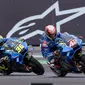 Pembalap Tim Suzuki Ecstar Spanyol Joan Mir dan Alex Rins bersaing selama sesi latihan bebas hari ke-2 untuk balapan Grand Prix Moto3 di Pertamina Mandalika International Street Circuit, Mandalika, Lombok Tengah, Nusa Tenggara Barat, Sabtu (19/3/2022). (AFP/Sonny Tumbelaka)