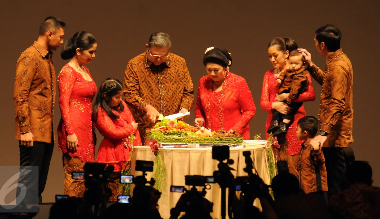 Presiden Keenam RI, Susilo Bambang Yudhoyono (keempat kiri) memotong tumpeng perayaanT 40 tahun penikahannya dengan Kristiani Herrawati di Jakarta, Sabtu (30/7). Perayaan dihadiri anak, menantu, cucu, serta kerabat. (Liputan6.com/Helmi Fithriansyah)