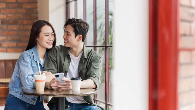 perempuan dan pasangan maret 11
