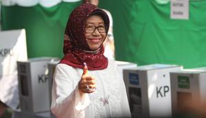 Ibunda Jokowi, Sujiatmi usai mencoblos di TPS 38 Kampung Tirtoyasan RT 04 RW 13 Manahan, Solo. (Foto: Liputan6.com/Fajar Abrori)