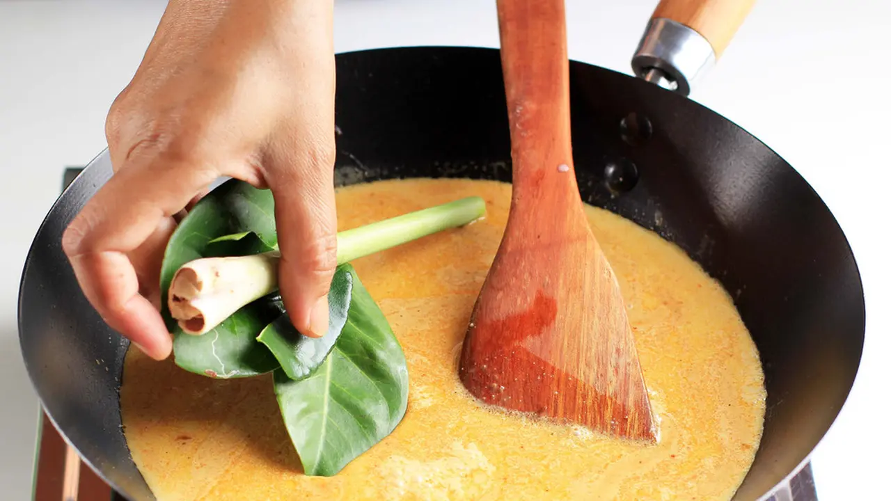 memasukkan bumbu daun salam dan serai