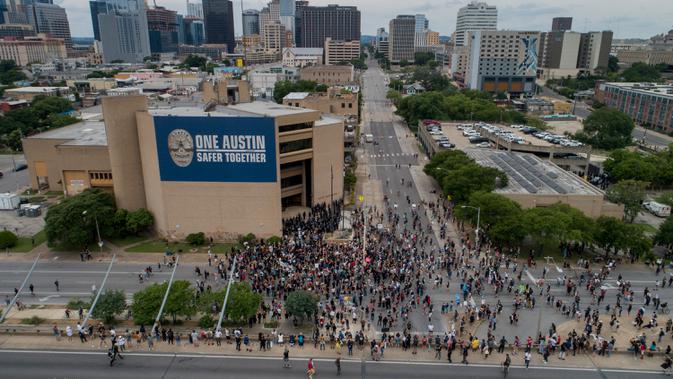 Para pengunjuk rasa berkumpul di depan markas besar Departemen Kepolisian Austin di Austin, Texas (31/5/2020). unjuk rasa tersebut memprotes kematian George Floyd setelah dijepit di leher oleh seorang petugas kepolisian Minneapolis. (Jay Janner/Austin American-Statesman via AP)