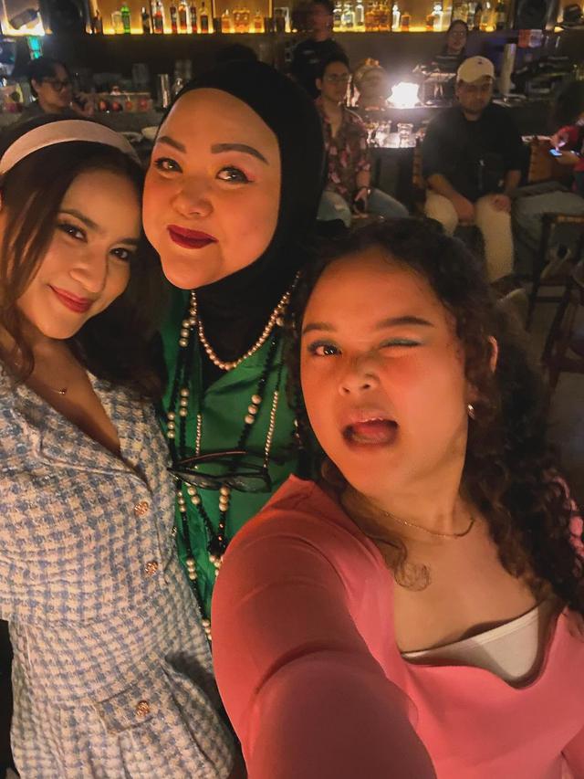 6 Potret Risma Nilawati Ibunda Harleyava Princy di Ultah Anak Sule, Tampil Bak ABG