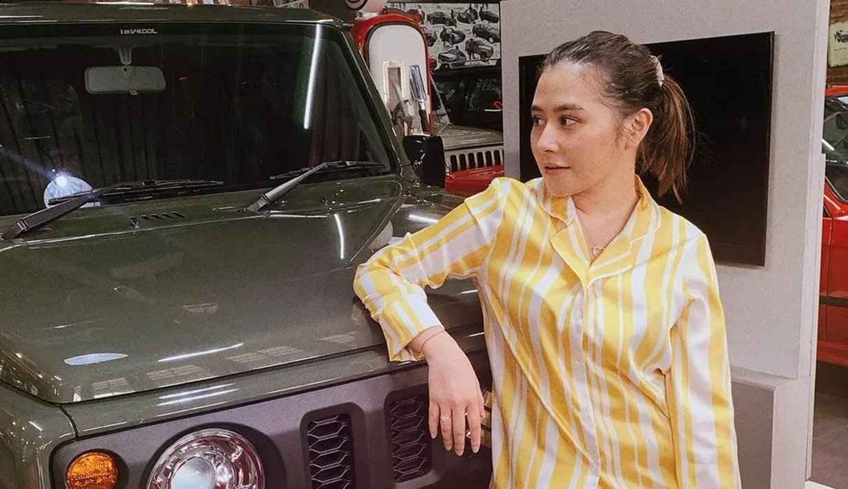 Dengan rambut yang diikat dengan gaya kuncir kuda, pesona mantan kekasih Maxime Bouttier ini semakin terlihat. Meski tatanan rambutnya tampak berantakan, tak mengurangi pesona bintang sinetron Ganteng-Ganteng Serigala ini yang selalu terpancar ketika jepretan foto dirinya diambil dari sisi manapun. (Liputan6/IG/@prillylatuconsina96)