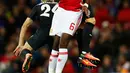 Gelandang Manchester United, Paul Pogba berebut bola udara dengan bek Zorya Luhansk, Eduard Sobol pada laga Liga Eropa di Manchester, Inggris, (29/9). MU menang atas Zorya Luhansk dengan skor 1-0. (Reuters/Jason Cairnduff)