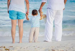 Jelaskan akibat dari perilaku yang kurang tepat tanpa marah atau menakut-nakuti, contohnya, “Kalau mainannya dibuang, nanti bisa rusak.” (Foto: mario0107/Pixabay)