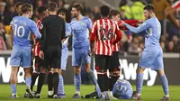 Para pemain berseteru setelah pemain Manchester City Fernandinho (kedua kanan) dilanggar oleh pemain Brentford Ivan Toney pada pertandingan sepak bola Liga Inggris di Brentford Community Stadium, London, Inggris, 29 Desember 2021. Manchester City menang 1-0. (AP Photo/Ian Walton)