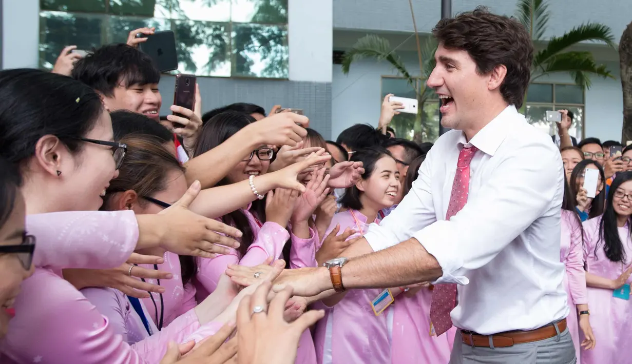 Sejumlah mahasiswi bersalaman dengan Perdana Menteri Kanada Justin Trudeau di Universitas Ton Duc Thang di Ho Chi Minh, Vietnam, (9/11). (Adrian Wyld / Canadian Press via AP)