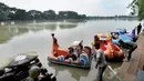 Perahu-perahu wisata bersandar di Setu Babakan, Jagakarsa, Jakarta Selatan, Minggu (4/4/2021). Kios yang boleh dibuka bergantian dengan sistem tanggalan ganjil genap. (merdeka.com/Arie Basuki)
