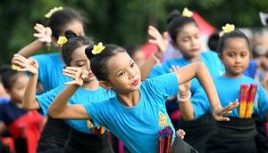 Anak-anak menampilkan tarian tradisional untuk menyambut malam pergantian tahun di Bali, pada Rabu 31 Desember 2025. Menyambut malam pergantian tahun, ratusan anak-anak di Bali menampilkan beragam tarian tradisional. (SONNY TUMBELAKA/AFP)