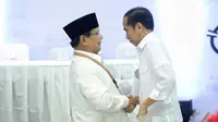 Dua calon presiden Prabowo Subianto (kiri) dan Joko Widodo (kanan) bersalaman saat pengambilan nomor urut peserta Pemilu 2019 di Kantor KPU, Jakarta, Jumat (21/9). Prabowo mendapat nomor urut 01, sedangkan Jokowi 02. (Liputan6.com/Faizal Fanani)