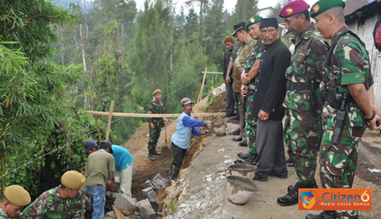 Citizen6, Pasuruan: TMMD kali ini di kerjakan di tiga dusun, yaitu Dusun Junggo, Baledono dan Purwono, Kecamatan Tosari. Semua pembangunan untuk menyadarkan masyarakat agar senantiasa memotivasi pembangunan daerah sendiri. (Pengirim: Penkobangdikal)