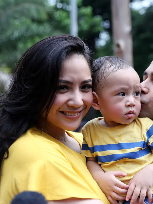 Anak pertama pasangan Raffi Ahmad dan Nagita Slavina tepat satu tahun pada 15 Agustus ini. Perayaan sederhana dilakukan pasangan ini merayakan hari jadi anaknya. Bersama dengan neneknya, ibu Gigi sapaan Nagita. (Nurwahyunan/Bintang.com)