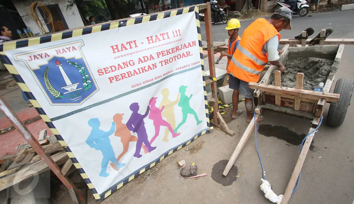 Para pekerja menyelesaikan penataan trotoar di kawasan Matraman, Jakarta, Rabu (9/11). Dinas Bina Marga DKI menyatakan penataan 39 titik trotoar telah mencapai 70 persen dan ditargetkan selesai pertengahan Desember 2016. (Liputan6.com/Immanuel Antonius)