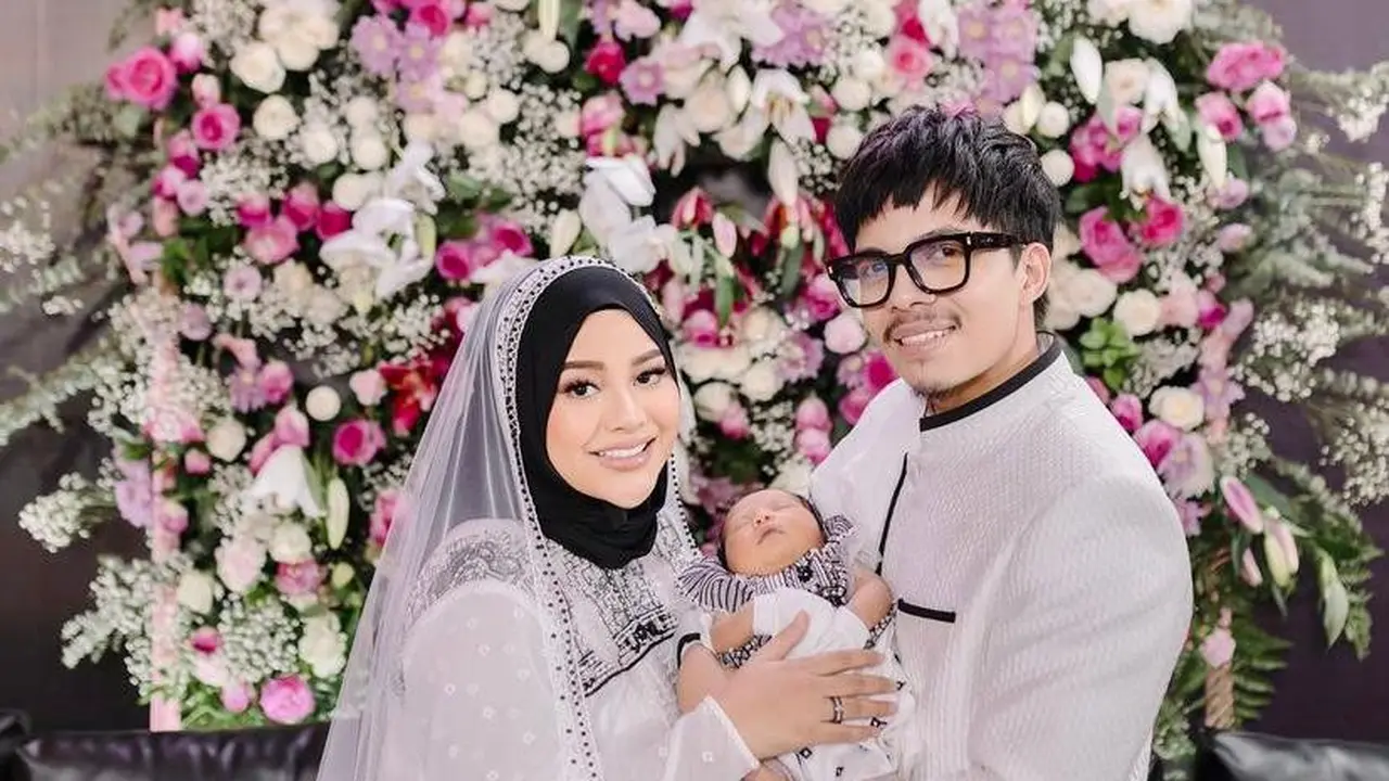 7 Gaya Busana Atta Halilintar dan Aurel Hermansyah di Aqiqah Ameena, Kompak Serba Monokrom
