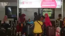 Penumpang kereta api di stasiun Gambir, Jakarta, Selasa (5/6). Meskipun persiapan sudah 95 persen, Stasiun Gambir belum terjadi lonjakan menghadapi pemudik yang ingin merayakan hari raya lebaran di kampung halaman. (Merdeka.com/Imam Buhori)