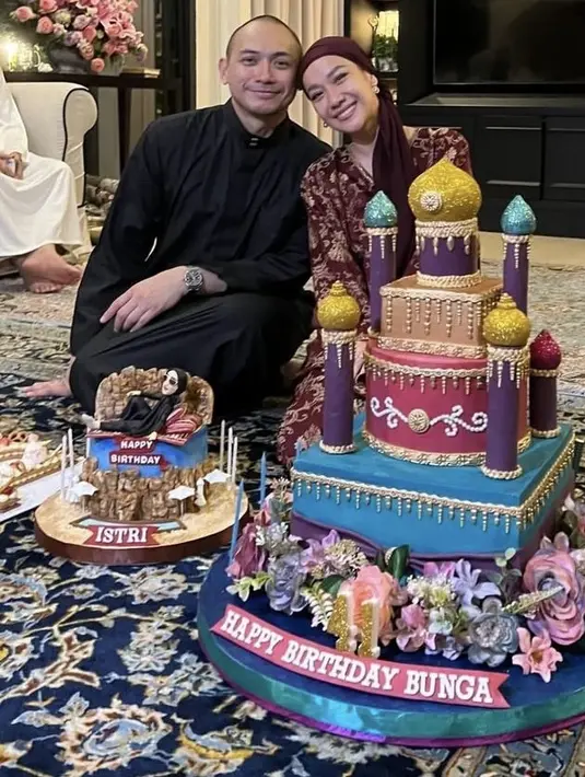 Kali ini ulang tahun Bunga Citra Lestari semakin bahagia karena ada Tiko di sisinya yang telah sah menjadi suami. Tiko pun tampil dengan gamis pria warna hitam. [@tira24]