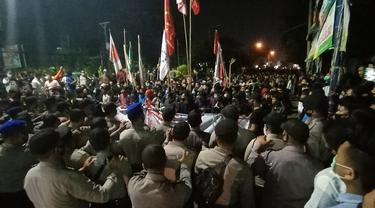 Demonstrasi menolak Omnibus Lawa atau UU Cipta Kerja ricuh di Banten. (Foto: Liputan6.com/Yandhi Deslatama)